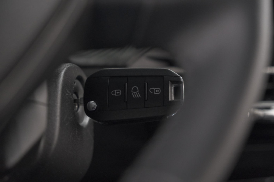 Peugeot 208 PureTech 100 Allure | Gris Selenium | Apple Carplay | Parkeersensoren | Climate Control