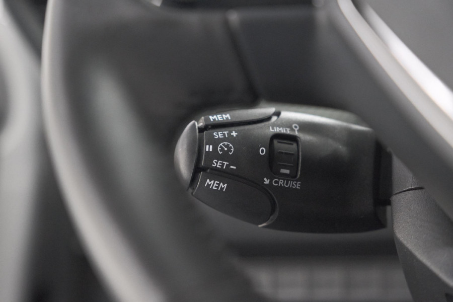 Peugeot 208 PureTech 100 Allure | Gris Selenium | Apple Carplay | Parkeersensoren | Climate Control