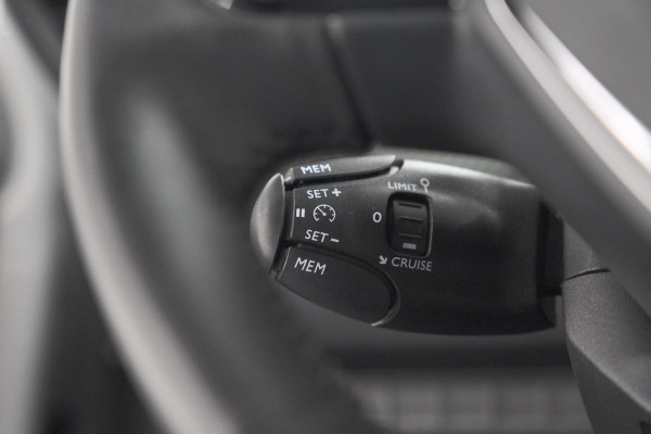 Peugeot 208 PureTech 100 Allure | Gris Selenium | Apple Carplay | Parkeersensoren | Climate Control