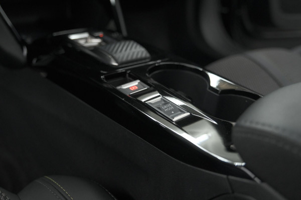 Peugeot 2008 PureTech 130 EAT8 GT | Camera | Parkeersensoren | Apple Carplay