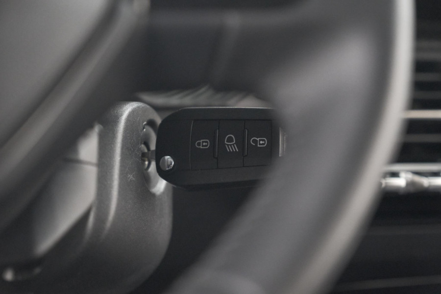 Peugeot 208 PureTech 100 Allure | Gris Selenium | Apple Carplay | Parkeersensoren | Climate Control