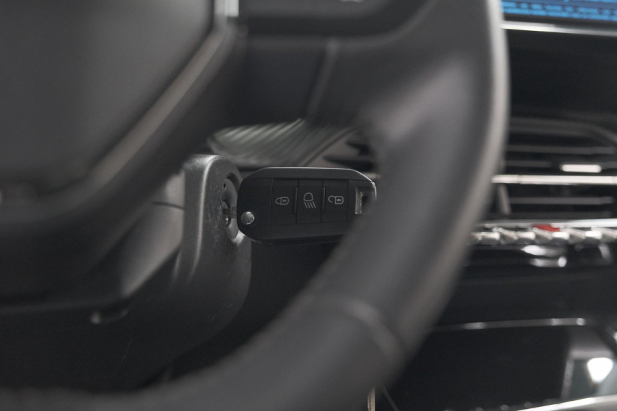 Peugeot 2008 PureTech 100 Allure Pack | Allseason Banden | Parkeersensoren | Apple Carplay