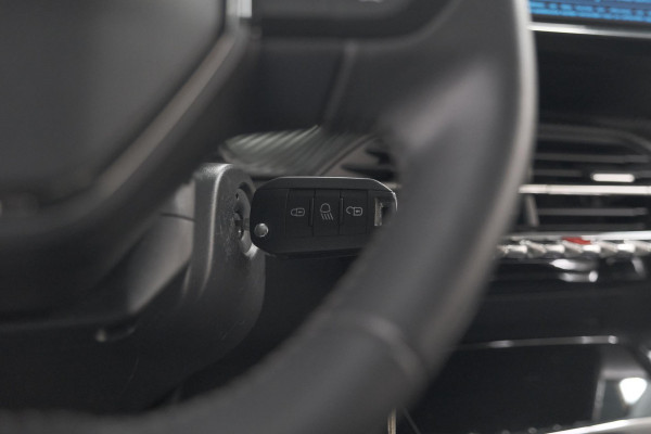Peugeot 2008 PureTech 100 Allure Pack | Allseason Banden | Parkeersensoren | Apple Carplay