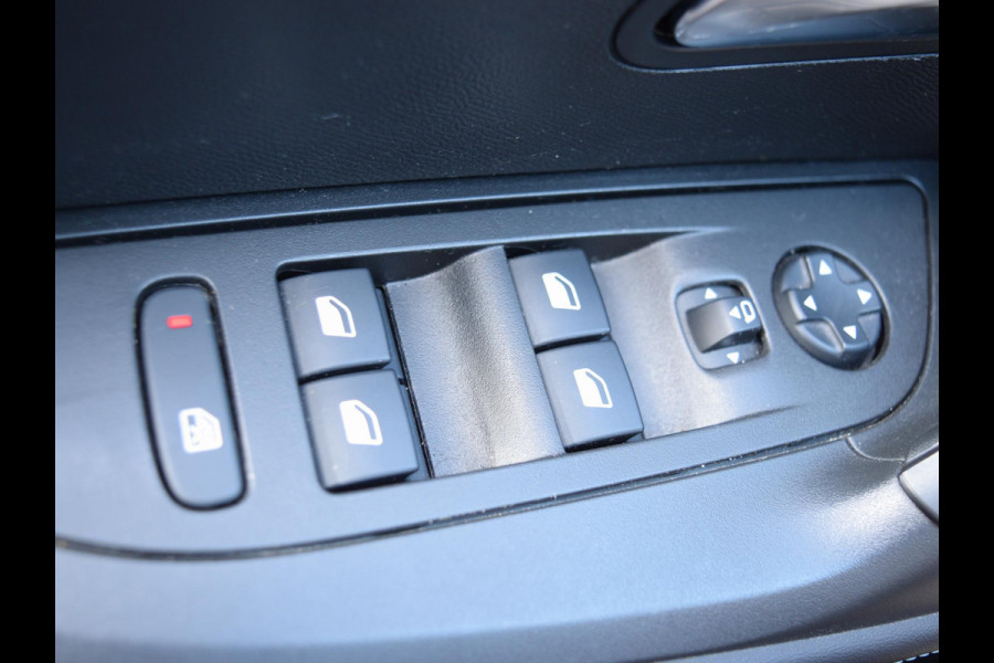 Peugeot e-2008 EV Allure Pack 50 kWh SOH 95% | STOELVERWARMING | CAMERA MET SENSOREN | NAVI & CARPLAY |