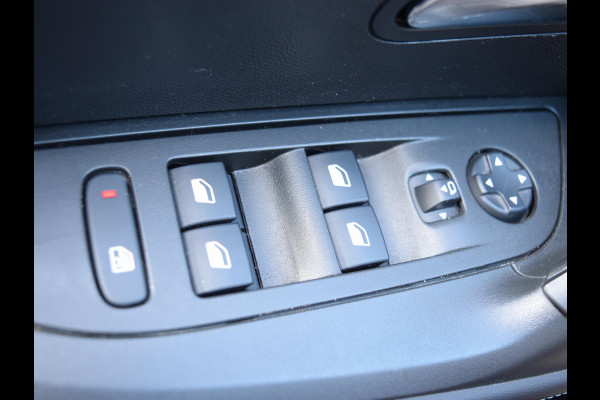 Peugeot e-2008 EV Allure Pack 50 kWh SOH 95% | STOELVERWARMING | CAMERA MET SENSOREN | NAVI & CARPLAY |