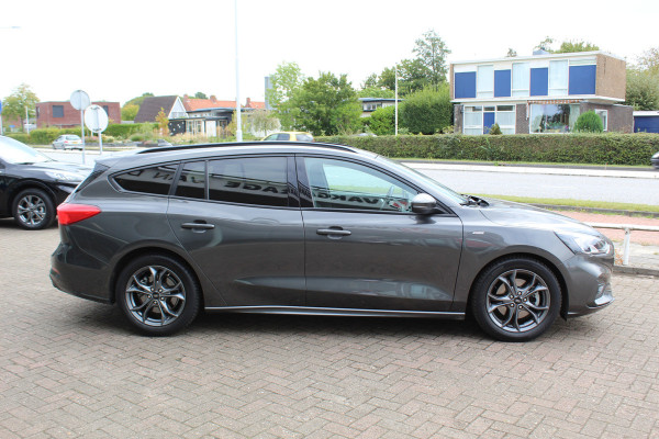 Ford FOCUS Wagon 1.0-125pk EcoBoost ST-Line AUTOMAAT ! Heel erg nette en goed onderhouden Ford Focus ST-Line wagon automaat. Volautm. airco dual, stoel-, stuur- en voorraamverw., camera, trekhaak, navigatie, telefoonvoorb., LM wln, cruise cntrl, skiluik etc., etc....