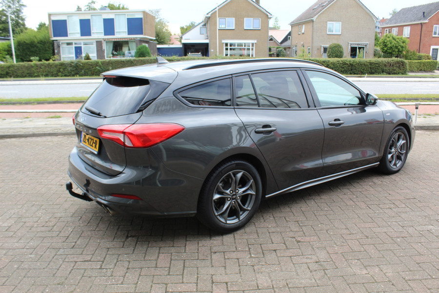 Ford FOCUS Wagon 1.0-125pk EcoBoost ST-Line AUTOMAAT ! Heel erg nette en goed onderhouden Ford Focus ST-Line wagon automaat. Volautm. airco dual, stoel-, stuur- en voorraamverw., camera, trekhaak, navigatie, telefoonvoorb., LM wln, cruise cntrl, skiluik etc., etc....