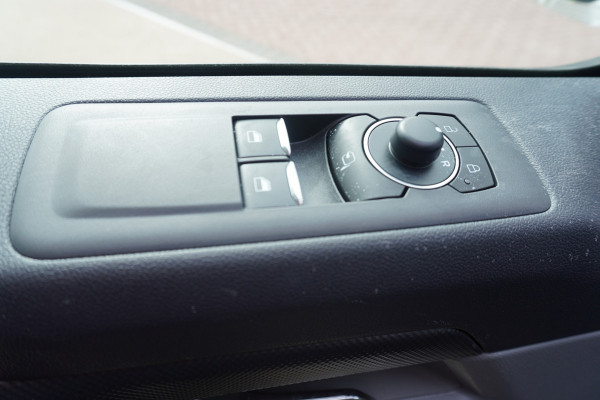 Ford E-Transit Cust. 320L L2H1 Limited 65 kWh Automaat Met Powerpack Airco | Cruise | Apple CP- Android auto | Trekhaak