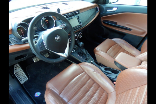 Alfa Romeo Giulietta 1.4 170pk Automaat | Elektr. Panormadak | Leder | Navi |