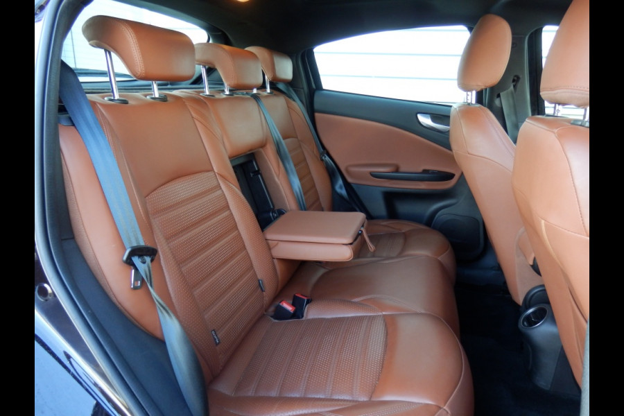 Alfa Romeo Giulietta 1.4 170pk Automaat | Elektr. Panormadak | Leder | Navi |