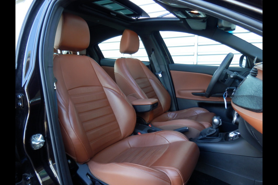 Alfa Romeo Giulietta 1.4 170pk Automaat | Elektr. Panormadak | Leder | Navi |