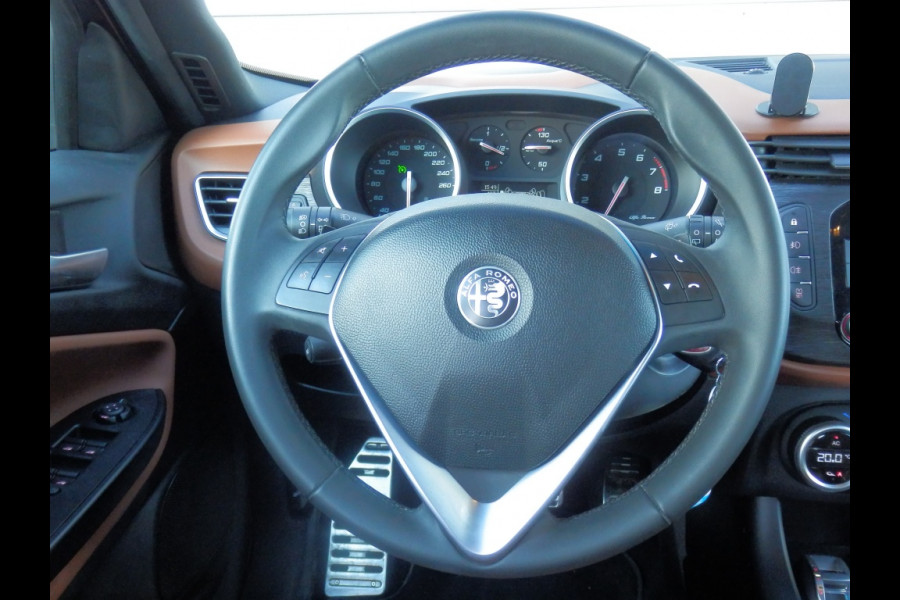 Alfa Romeo Giulietta 1.4 170pk Automaat | Elektr. Panormadak | Leder | Navi |