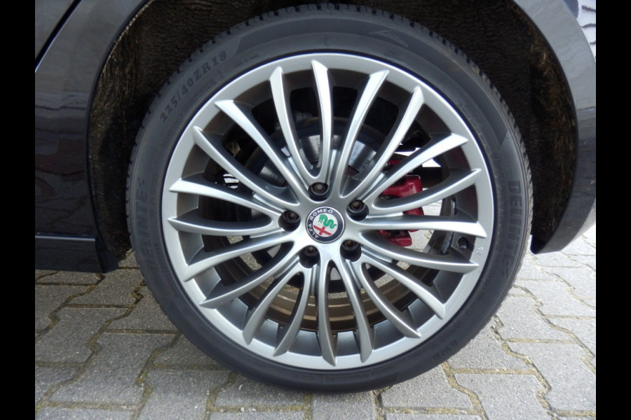 Alfa Romeo Giulietta 1.4 170pk Automaat | Elektr. Panormadak | Leder | Navi |