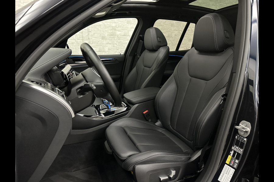 BMW iX3 M-Sport 80 kWh | Panorama | Leder | 99% SOH | ACC | Trekhaak | Memory | Camera | 3-Zone Clima | Carplay | Getint Glas | Black-Optic | Stoelverwarming | Draadloos Laden | Bovag Garantie |