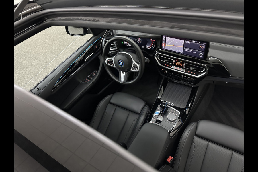 BMW iX3 M-Sport 80 kWh | Panorama | Leder | 99% SOH | ACC | Trekhaak | Memory | Camera | 3-Zone Clima | Carplay | Getint Glas | Black-Optic | Stoelverwarming | Draadloos Laden | Bovag Garantie |