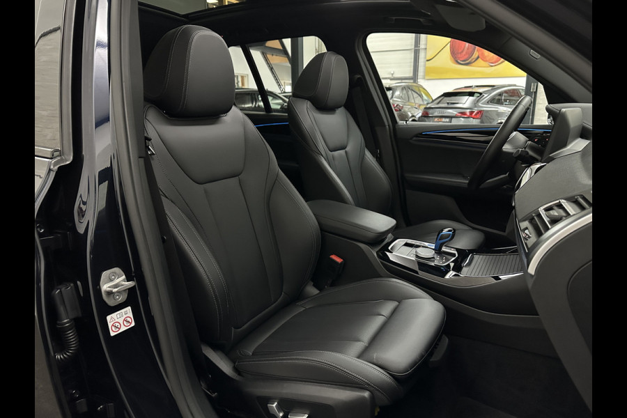 BMW iX3 M-Sport 80 kWh | Panorama | Leder | 99% SOH | ACC | Trekhaak | Memory | Camera | 3-Zone Clima | Carplay | Getint Glas | Black-Optic | Stoelverwarming | Draadloos Laden | Bovag Garantie |