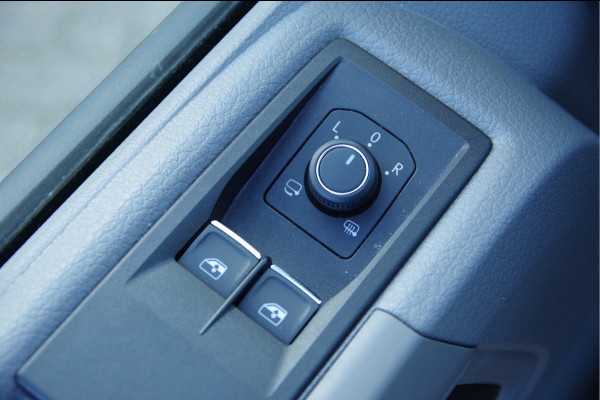 Volkswagen Crafter 35 2.0 TDI L3H3 177PK AUT. LED, ADAPT. CRUISE, STOELVERWARMING, STANDKACHEL, ERGO COMFORT STOEL GEV, CAMERA, NAVI, CLIMA, VOORRU