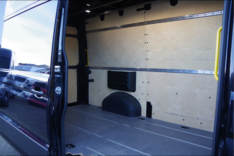 Volkswagen Crafter 35 2.0 TDI L3H3 177PK AUT. LED, ADAPT. CRUISE, STOELVERWARMING, STANDKACHEL, ERGO COMFORT STOEL GEV, CAMERA, NAVI, CLIMA, VOORRU