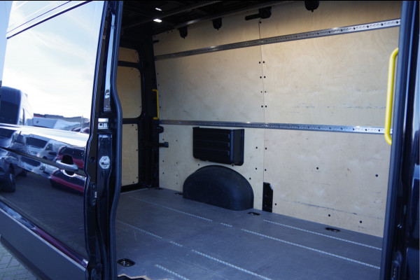 Volkswagen Crafter 35 2.0 TDI L3H3 177PK AUT. LED, ADAPT. CRUISE, STOELVERWARMING, STANDKACHEL, ERGO COMFORT STOEL GEV, CAMERA, NAVI, CLIMA, VOORRU