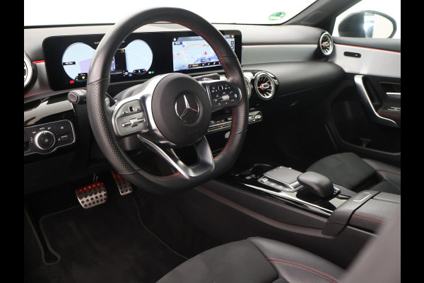 Mercedes-Benz A-Klasse 180 AUT. AMG SPORT + MBUX | SFEERVERLICHTING | CAMERA | SPORTSTOELEN