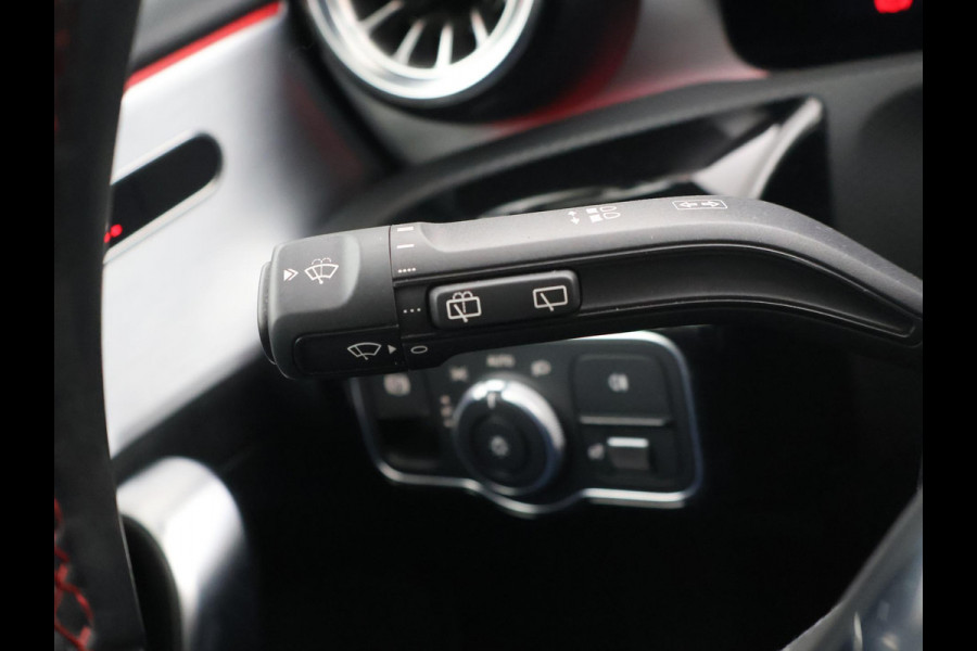 Mercedes-Benz A-Klasse 180 AUT. AMG SPORT + MBUX | SFEERVERLICHTING | CAMERA | SPORTSTOELEN