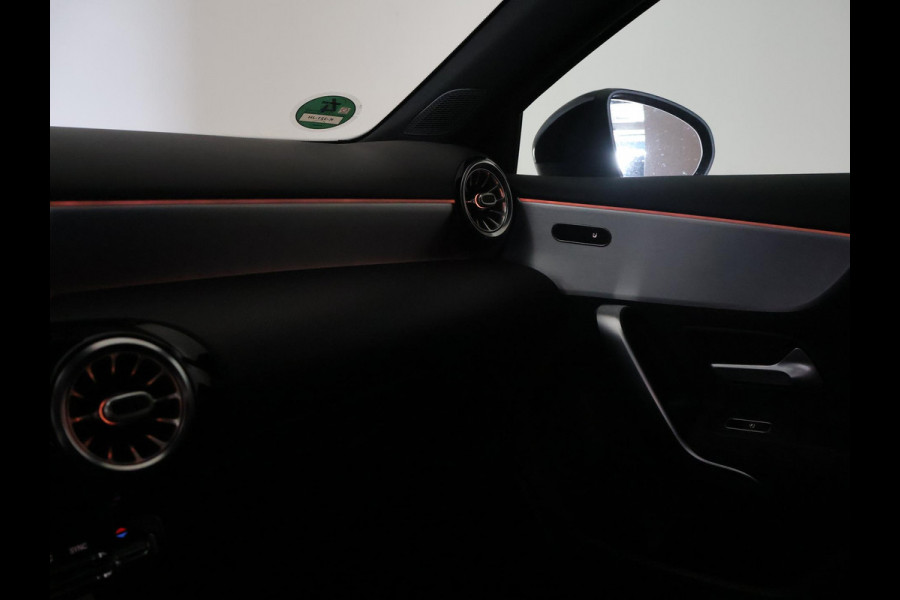 Mercedes-Benz A-Klasse 180 AUT. AMG SPORT + MBUX | SFEERVERLICHTING | CAMERA | SPORTSTOELEN