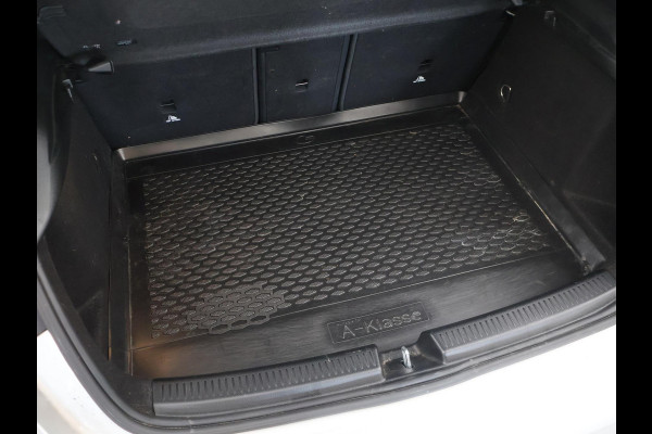 Mercedes-Benz A-Klasse 180 AUT. AMG SPORT + MBUX | SFEERVERLICHTING | CAMERA | SPORTSTOELEN