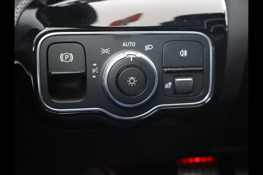 Mercedes-Benz A-Klasse 180 AUT. AMG SPORT + MBUX | SFEERVERLICHTING | CAMERA | SPORTSTOELEN