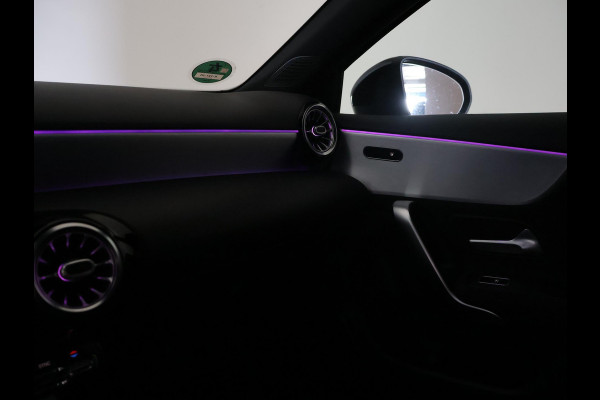 Mercedes-Benz A-Klasse 180 AUT. AMG SPORT + MBUX | SFEERVERLICHTING | CAMERA | SPORTSTOELEN