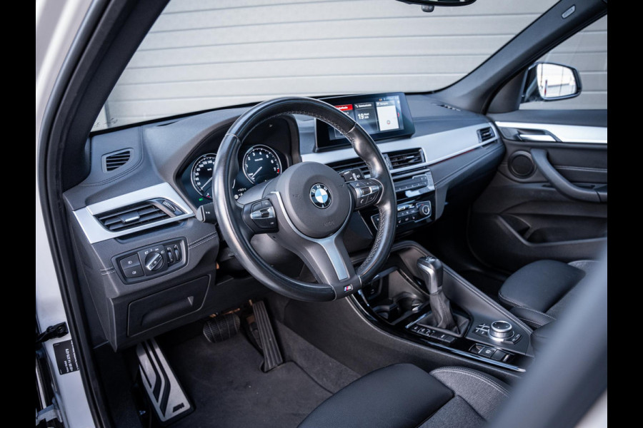 BMW X1 xDrive25e High Executive - M-Sport l Pano l HUD l Camera l Auto Carplay
