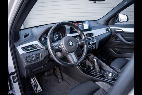 BMW X1 xDrive25e High Executive - M-Sport l Pano l HUD l Camera l Auto Carplay