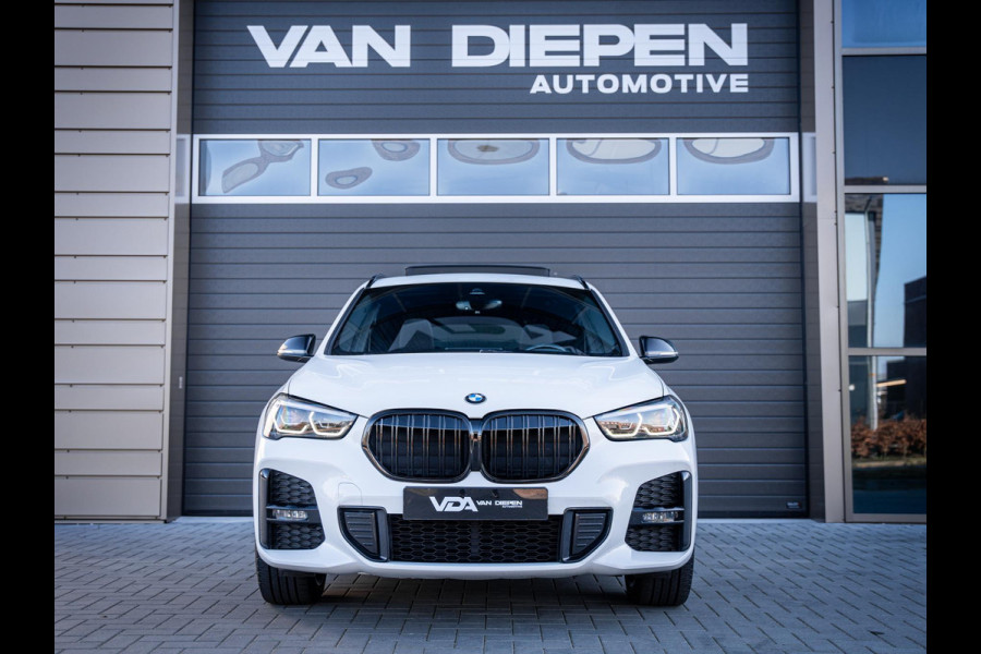BMW X1 xDrive25e High Executive - M-Sport l Pano l HUD l Camera l Auto Carplay