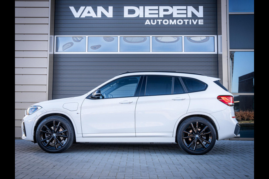 BMW X1 xDrive25e High Executive - M-Sport l Pano l HUD l Camera l Auto Carplay