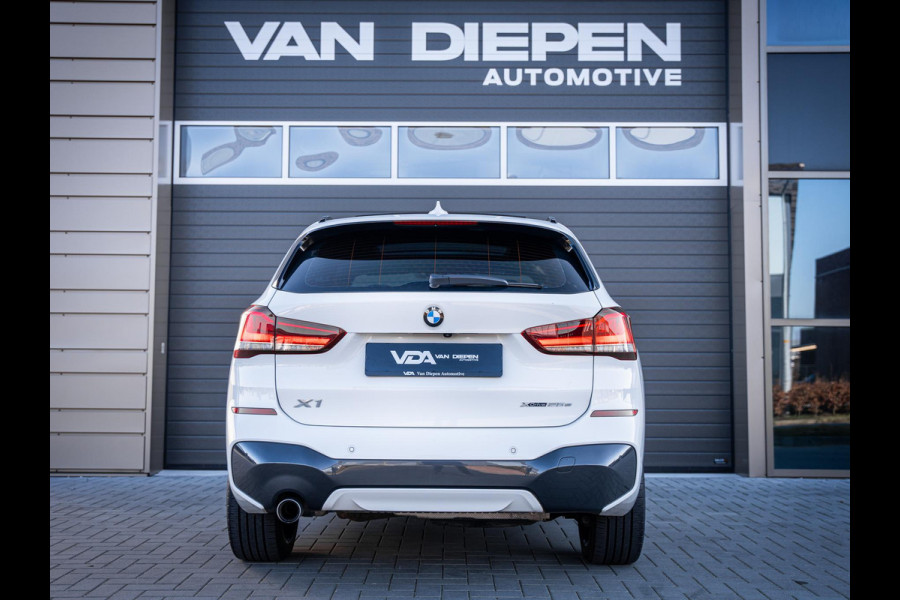 BMW X1 xDrive25e High Executive - M-Sport l Pano l HUD l Camera l Auto Carplay