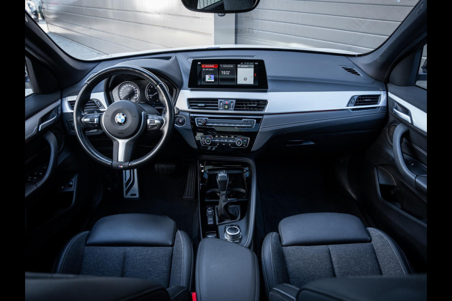 BMW X1 xDrive25e High Executive - M-Sport l Pano l HUD l Camera l Auto Carplay
