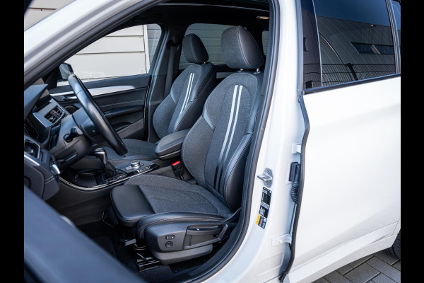 BMW X1 xDrive25e High Executive - M-Sport l Pano l HUD l Camera l Auto Carplay