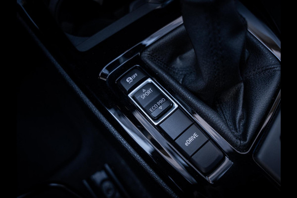 BMW X1 xDrive25e High Executive - M-Sport l Pano l HUD l Camera l Auto Carplay