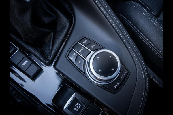 BMW X1 xDrive25e High Executive - M-Sport l Pano l HUD l Camera l Auto Carplay