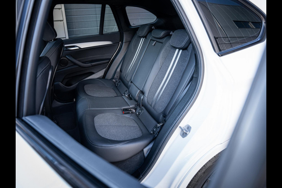 BMW X1 xDrive25e High Executive - M-Sport l Pano l HUD l Camera l Auto Carplay