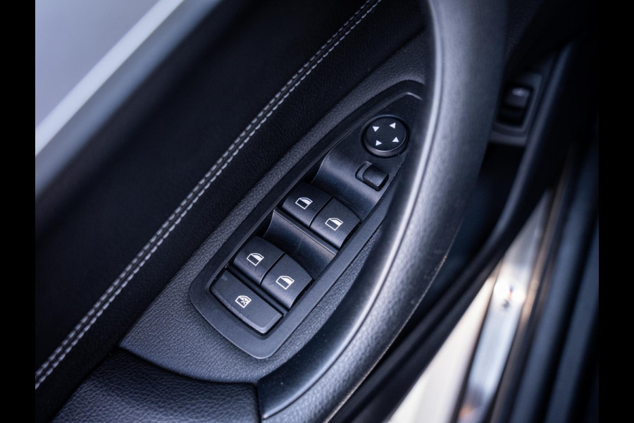 BMW X1 xDrive25e High Executive - M-Sport l Pano l HUD l Camera l Auto Carplay