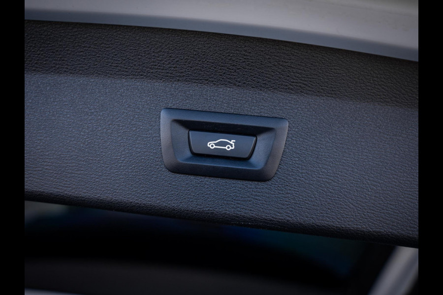 BMW X1 xDrive25e High Executive - M-Sport l Pano l HUD l Camera l Auto Carplay