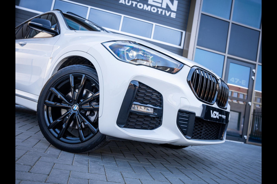 BMW X1 xDrive25e High Executive - M-Sport l Pano l HUD l Camera l Auto Carplay