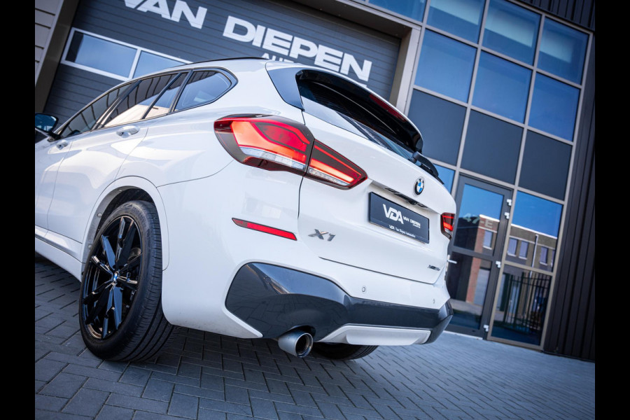 BMW X1 xDrive25e High Executive - M-Sport l Pano l HUD l Camera l Auto Carplay