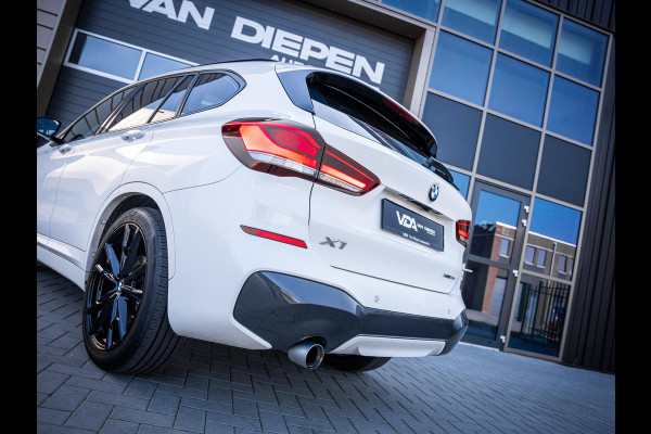 BMW X1 xDrive25e High Executive - M-Sport l Pano l HUD l Camera l Auto Carplay