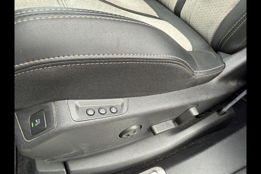 Peugeot 3008 1.6 HYbrid 225 GT VAN €25.900,- NU VOOR SLECHTS €23.877,- Uw LENTEVOORDEEL €2.023,- | ACC INCL. STOP&GO-FUNCTIE | MEMORY SEAT | ALCANTARA | ELEKTRISCHE KOFFERBAK | 19 INCH | FOCAL AUDIO | STOELVERWARMING | RIJKLAAR GELEVERD MET 12 MND BOVAG GARANTIE