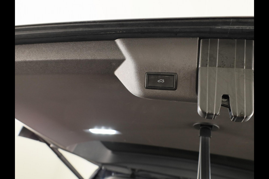 Volkswagen Multivan 1.4 eHybrid L1H1 Energetic | 7 Zits | Navigatie | Achterklep elektrisch | Parkeerhulp vóór en achter | Achteruit rij camera | Wegklapbare trekhaak |