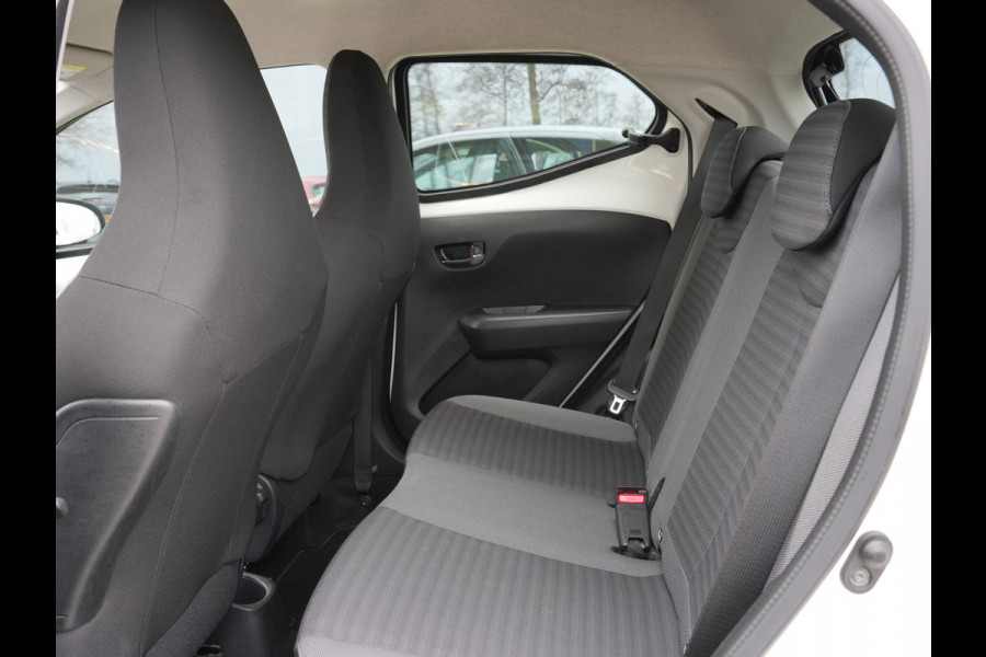 Toyota Aygo 1.0 VVT-i x-play Automaat | CarPlay | Achteruitrijcamera | Airco