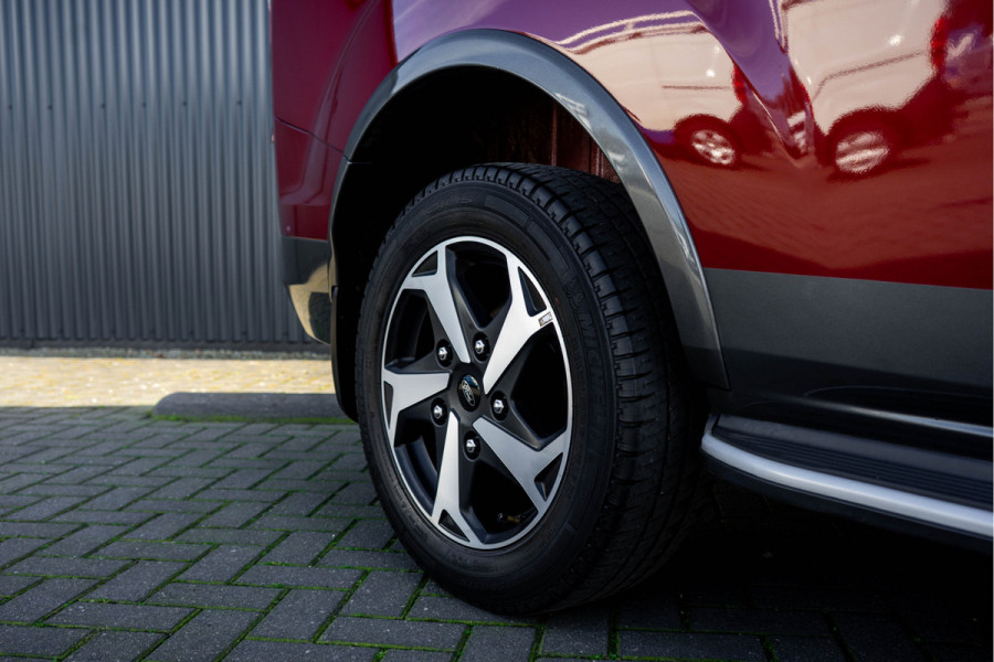 Ford Transit Custom 2.0 TDCI L2H1 | 170PK | Trail | DC 5-Persoons | Camera | Carplay | Lederen interieur