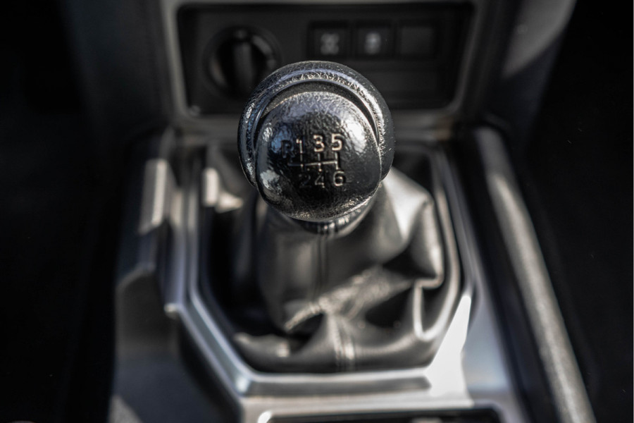 Toyota Land Cruiser 2.8D-4D | 204 PK | 5DRS | 4x4 | Fabrieksgarantie | Dealer onderhouden | Cruise | Airco | Trekhaak