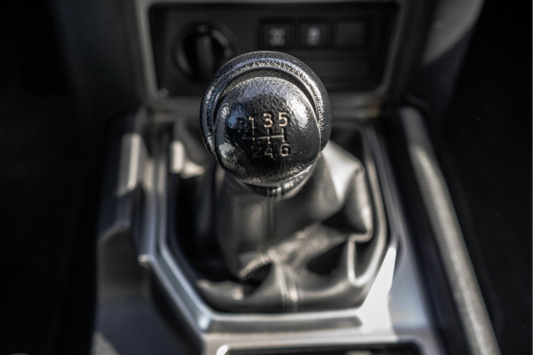 Toyota Land Cruiser 2.8D-4D | 204 PK | 5DRS | 4x4 | Fabrieksgarantie | Dealer onderhouden | Cruise | Airco | Trekhaak